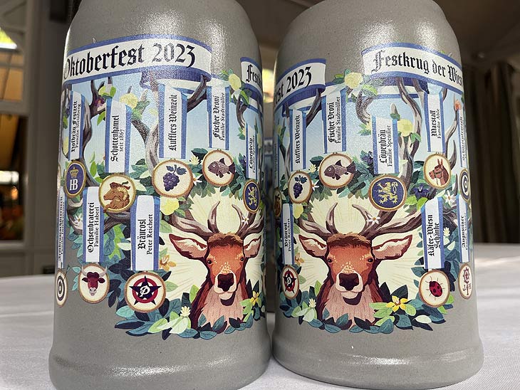 Der Festkrug der Wiesnwirte 2023 wurde am 10.07.2023 vorgestellt- ab jetzt kann jeder aus einem Hirschen trinken :-) (ªFoto.Martin Schmitz)